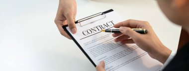 Şirket avukatının ya da hukuk bürosundaki avukat servisinin yardımıyla balyayla ilgili sözleşme imzalama belgesi. İşletme yatırımı ve yasal işlemlerin tamamlanması. Kurnaz.