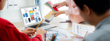 İç mimari ekibinin kırpılmış resmi, mobil uygulama ve web sitesi için UI ve UX tasarımları görüntülenirken renk örnekleri kullanarak renk sunar. Yaratıcı tasarım ve iş konsepti. Değiştirilmiş.