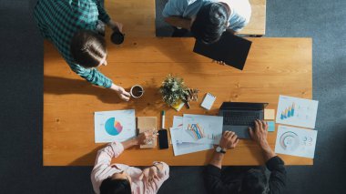 İşletme ekibinin en iyi görüntüsü toplantıya katılırken, verileri analiz etmeye hazırlanıyor. Bir grup farklı insan yaratıcı planlar yapıyor ve konferansa katılırken bir yandan da proje üzerinde çalışıyorlar. Cemaat.