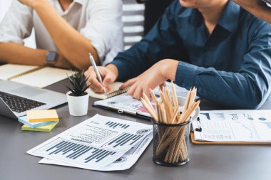 Veri analistleri ofis çalışanlarından oluşan bir ekip, mali, trend ve pazarlama verilerini analiz etmek için iş istihbaratı BI gösterge paneli üzerinde işbirliği yapmaktadır. BI yazılım kullanım sürücüsü iş başarısı. Tedbirli