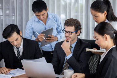 Modern ofis ortamında çalışan çeşitli etnik gruplardan çeşitli iş adamları. Üretken ve çok ırklı ofis çalışanları stratejik ticari pazarlama konusunda tartışmaya giriştiler. Çok titiz.