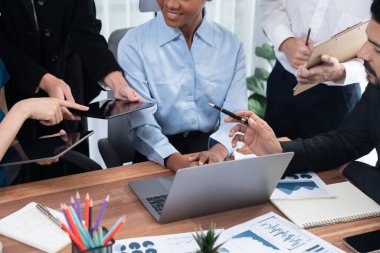 Çok ırklı analist ekibi toplantı masasındaki mali raporu analiz etmek için BI gösterge tablosunu kullanıyor. Çeşitli iş adamlarından oluşan bir grup, FIntech 'in veri analizini başarılı iş pazarlaması için kullanır. Uyum