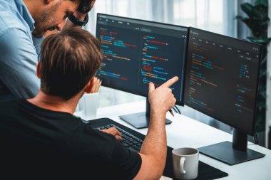 BT geliştiricileri pc ekranında çevrimiçi yazılım geliştirme bilgisini tartışıyor, web sitesindeki son sürüm uygulaması için program kodlaması oluşturuyorlar. Beyin fırtınası yazılımı kavramı güncellendi. Satılabilir.