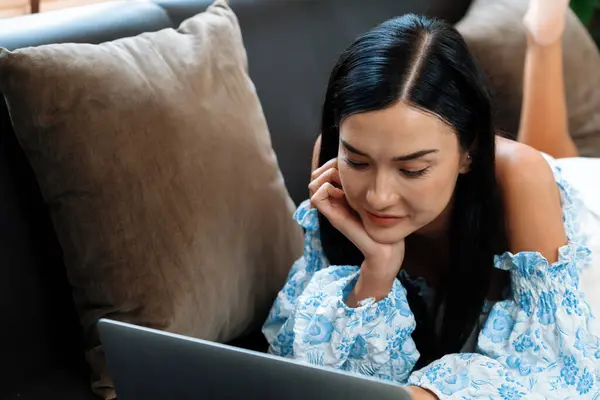 Junge Frau Mit Laptop Glücklich Internet Surfend Oder Online Einkäufe — Stockfoto