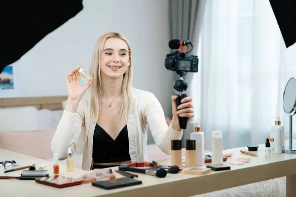 Ung Kvinna Gör Skönhet Och Kosmetiska Tutorial Videoinnehåll För Sociala — Stockfoto