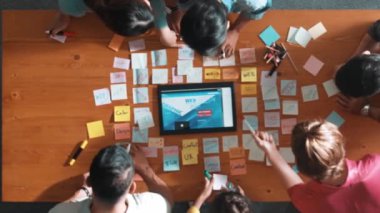 Tablet kablo prototipine bakarken, web tasarımı hakkında beyin fırtınası yapan ve planlayan programcıların tepeden tırnağa görüntüsü. Yetenekli müteahhit takımının dijital uygulamadan bahseden hava görüşü. Sempozyum.