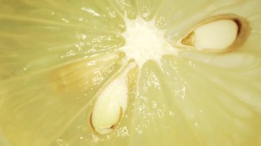 Bir limonun içine yakın çekim. Et kireç soluk sarı-yeşil bir renktir, kabuğun yanında daha koyu yeşil alanlar vardır. Canlı narenciye detaylarının büyüleyici keşfi. Limon dilimi. Geliştirilebilir.
