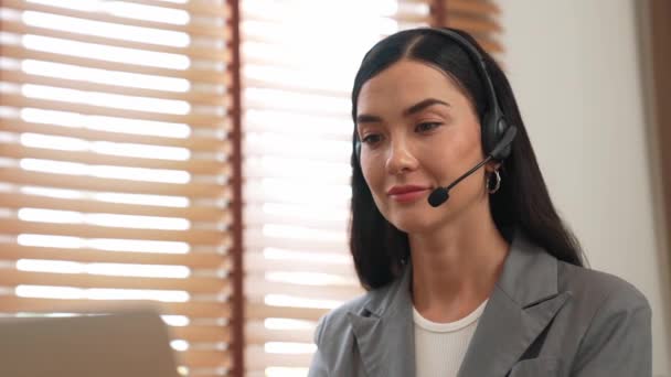 Operator Call Center Perempuan Atau Staf Pembantu Layanan Pelanggan Yang — Stok Video