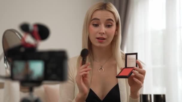 Młoda Kobieta Tworzy Filmy Instruktażowe Dla Mediów Społecznościowych Bloger Piękności — Wideo stockowe