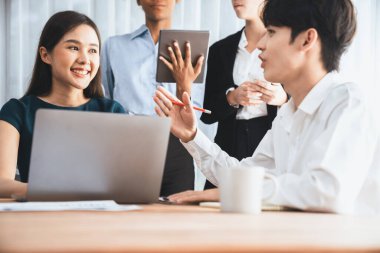 Mutlu iş adamları birlikte çalışır, şirket ofisinde tartışırlar. Profesyonel ve çeşitlilik takım çalışması iş planını bilgisayarda tartışır. Modern çok kültürlü ofis çalışanı. Uyum