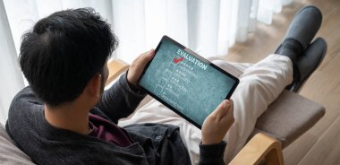 Pazarlama stratejisi planlaması için modem yazılım bilgisayarında müşteri memnuniyeti ve değerlendirme analizi