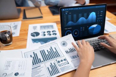 Fintech BI 'ın finansal veri analizi ya da iş zekası ekranından iş dünyası pazarlaması üzerinde çalışan iş adamlarının finansal veri analizine kadar. Habiliment