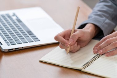 İş kadını, çalışma masasında çalışırken not alıyor. Genç üniversite öğrencisi yazarlık okuyor ya da iş yerinde başarılı olmak için stratejik planlar yapıyor. Blithe