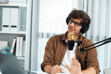 Kulaklık ve mikrofon kullanan etkili sunucu kanalı. Dinleyicilerle sosyal medyada canlı yayında konuşuyorlar. Stüdyo ofisindeki müşteri hedeflemesi için yaşam koçluğu ve eğitim pazarlama planları yapıyorlar. Toplayıcı.