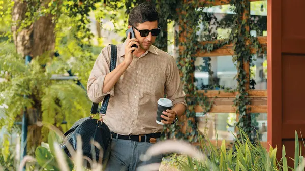 Genç yakışıklı adam kafeden kafeterya bahçesiyle çıkıyor, elinde kahve fincanı ve bir alışveriş poşeti ile telefonda konuşuyor. Güneş gözlüğü takan modern, mutlu, tasasız bir hayat. Yararlı