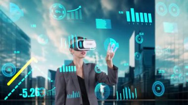 Kadın, gelecekteki küresel yenilik arayüzü VR 'nin el kaydırma grafik analizini kullanarak dinamik verileri arıyor dijital bilgi ağı teknolojisi sanal hologram animasyon inşa görüntüsü. Kısıtlanma.