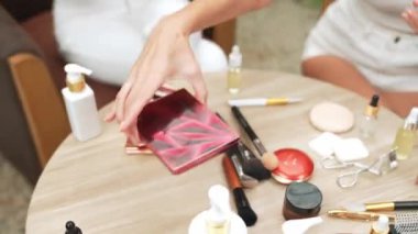 Yeşil bitki üzerine doğal güzellik ve kozmetik dersi yapan iki güzel içerik yaratıcısı bahçe videosunu terk ediyor. Güzellik blogcusu sosyal medyum izleyicilere güzellik hizmetinin nasıl uygulanacağını gösteriyor. Blithe