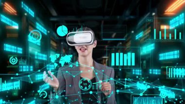 Kadın muhabir, VR 'nin gelecekteki küresel yenilik iş arayüzü dijital bilgi ağı teknolojisi görsel hologram animasyonunun pazar veri grafiği analizini dağıttığı haberini sunuyor. Kısıtlanma.