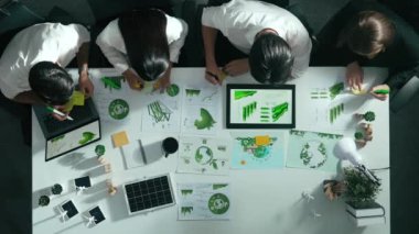 Yönetici yöneticisinin üst görünümü toplantılarda tablet temiz enerji gösterir. İş adamlarının sürdürülebilir çevre yatırımlarını planlamak ve yatırım yapmak için birlikte çalıştıklarına dair havadan bir bakış açısı. Hizalama.