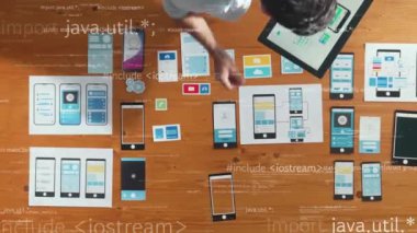 İş adamının Ux Ui tasarımı gibi görünen kodlama mühendisliği hologramıyla tepeden tırnağa bakış açısı. Yazılım geliştiricisinin hava görüntüsü toplantı masasında kablo prototipi dağılımını kontrol ediyor. Cemaat.