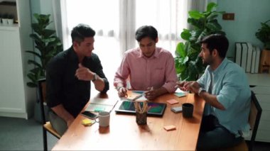İş adamının toplantıda tabletten finansal grafiğe bakması ve analiz etmesi. Bir grup insan yapışkan notlar kullanarak bir not alırken beyin fırtınası ve planlama stratejisi yapıyor. Cemaat.