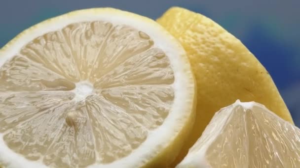 Uma Fatia Limão Fresco Amarelo Brilhante Vibrantemente Cítrico Encontra Exposta — Vídeo de Stock