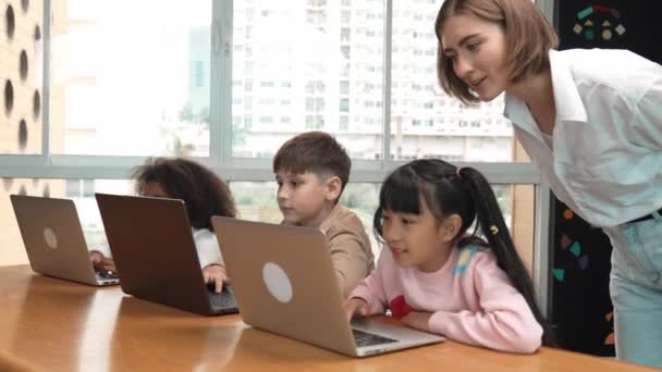 Profesora Inteligente Que Enseña Busca Estudiantes Usando Laptop Aula Instructor — Vídeos de Stock