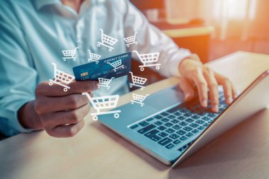 Hologram arayüzü olan zarif müşteri kartı çevrimiçi platformu seçer. Açık e-ticaret uygulaması nakitsiz teknoloji alışveriş envanteri kullanırken akıllı tüketiciler dizüstü bilgisayar kullanıyor. Siber Nakit.