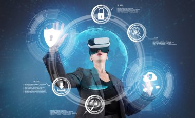 Akıllı proje yöneticisi güvenlik koruması arıyor ve yönetiyor. Profesyonel iş kadını kimlik gizlilik sistemine erişirken VR gözlüğü ve görsel gerçeklik kulaklığı takıyor. Yenilik. Kısıtlanma.