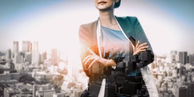 Modern şehir arka planında iş dünyasının çift pozlama görüntüsü. Gelecekteki iş ve iletişim teknolojisi kavramı. Gerçeküstü fütüristik şehir manzarası ve soyut çoklu pozlama arayüzü. uds