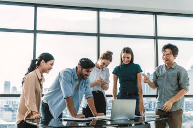 Gündelik kıyafet giymiş çok kültürlü iş adamları birlikte çalışıyor. Profesyonel yönetici beyin fırtınası, paylaşım, planlama pazarlama stratejisi. İş ekibi yatırımcılara strateji sundu. İzleme.