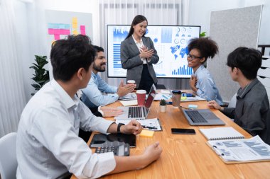 Genç Asyalı iş kadını modern toplantıda TV ekranında veri analizi paneli sunuyor. Bir grup iş adamıyla konferans odasında iş sunumu. Uyum