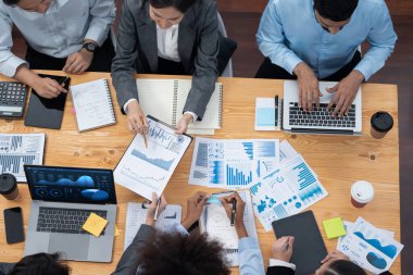 Çok ırklı analist ekibi toplantıdaki finansal verileri analiz etmek için BI Fintech yazılımı kullanıyor. Üst görünüm finans paneli veri ekranında pazarlama göstergesi için analiz edilmiş grafikle birlikte. Uyum