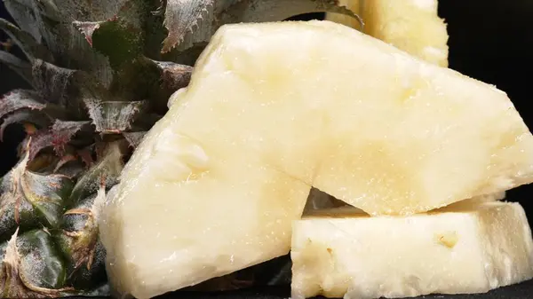 Zamknij Wideo Świeżego Ananasa Plasterkiem Skórki Ananasa Oddzielonym Czarnym Tle — Zdjęcie stockowe
