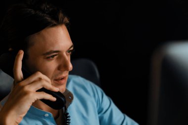 Akıllı iş adamı, iş yeri paragrafı dinamik veri pazarlama analizi planı için telefon ofisinden arıyor. Bireysel.