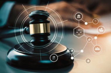 Akıllı hukuk, hukuki danışmanlık simgeleri ve avukatlık bürosunda çalışan araçlar dijital hukuk kavramını ve çevrimiçi hukuk ve yönetmelik kavramlarını gösteriyor .