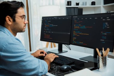 Akıllı IT geliştiricisi yazılım geliştirme kodlaması ile modern ofisteki iki bilgisayar kodlu bilgisayar sistemi üzerinde uygulama programı güncelleme çevrimiçi web sitesi yaratıyor. Tahmin et..