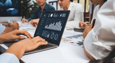 Analist ekibi, mali verileri analiz etmek için BI Fintech ekran dizüstünü kullanıyor. İş adamları BI yazılım teknolojisi torpido gücünün ticari pazarlama planlamasında kullanılacak gücü analiz ediyor. Tedbirli