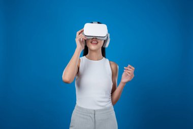 Mavi arka planı olan zeki bir kadın metaevrene bağlı VR kulaklık takıyor, gelecekçi siber uzay topluluğu teknolojisi. Zarif bir kadın sanal bir manzara gördüğü için heyecanlı. Halüsinasyon.