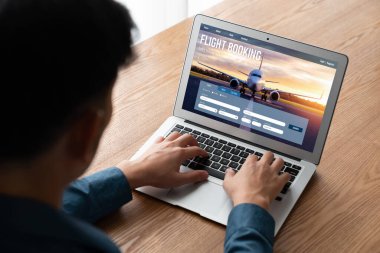Online uçuş rezervasyon sitesi mod rezervasyon sistemi sağlar. Seyahat teknolojisi kavramı .