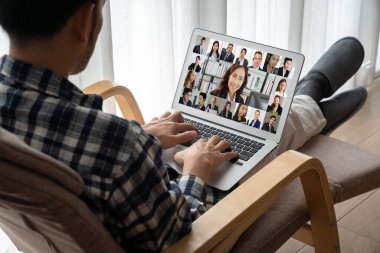 İş dünyasından iş adamlarının modern sanal grup toplantısı için video konferansındaki iş adamları