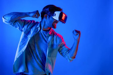 VR cam takan, kameraya vuran ya da yumruk atan bir adamın yan görüntüsü. Profesyonel sporcu boks ve metaevren ya da sanal dünyada teknoloji yeniliklerini kullanırken hareketli jest. Sapma.