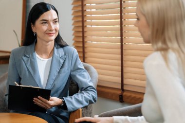 Psikolojik konsültasyon zihinsel problemde iyileşme kaydediyor. Terapi seansında mutlu genç bayan hasta iyileşiyor. Psikiyatrist de akıl hastalığı teşhisi koyuyor. Blithe