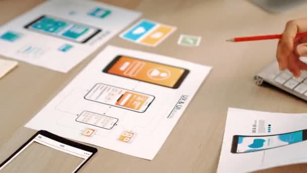 Uitstekende Startup Bedrijf Werknemer Presenteren User Interface Prototype Voor Mobiele — Stockvideo