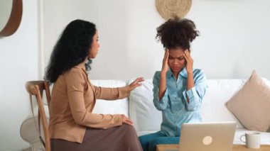 Destekleyici ve rahatlatıcı eller depresif hasta insanı neşelendiriyor ya da önemli empati ile stresli zihin. Psikolog, klinikte stresli ve üzgün bir hastaya güven veriyor..