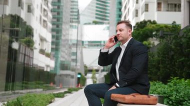 Kafkasyalı işadamı, müdürle telefonda plan stratejisi hakkında konuşurken bankta oturuyor. Profesyonel yönetici pazarlama ekibini arıyor ve şehirde yaratıcı fikirleri paylaşıyor. Urbane.