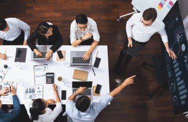 Ofiste sunum ya da analist ekibiyle toplantı odasında mali verileri analiz etmek için BI Fintech 'i kullanmak. İş adamları stratejik planlama için TV ekranında BI gösterge panelini inceliyor.