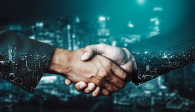 Arka planda iş adamları el sıkışma çift pozlama görüntü iş anlaşmasının ortaklık başarısını gösteren. Kurumsal ekip çalışması, güven ortağı ve iş sözleşmesi kavramı.