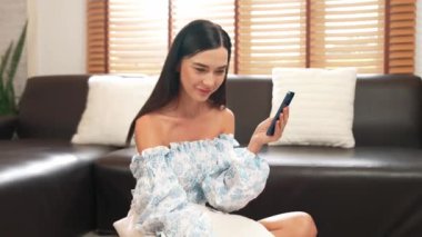 Genç bir kadın internet bankacılığı için kredi kartıyla dizüstü bilgisayar kullanıyor. Evinde online ödeme kapısı ile E ticareti yapıyor. Banka kartıyla modern ve kullanışlı online satın alma. Blithe