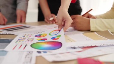 Grafik tasarımı için beyin fırtınası yapan ve renk seçimi yapan tasarımcı ekibinin yavaş çekim çekimi veya tasarım bürosunda krom danışmanlığı için danışmanlık isteyen bir müşteri. Değiştirilmiş